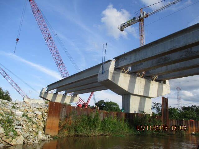 Instalación de vigas en tramos de aproximación con las respectivas prelosas - Construcción sobre el Río Magdalena UF4, Noviembre 2018